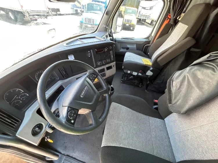 2021 Freightliner Cascadia in Dallas, TX — photo 10