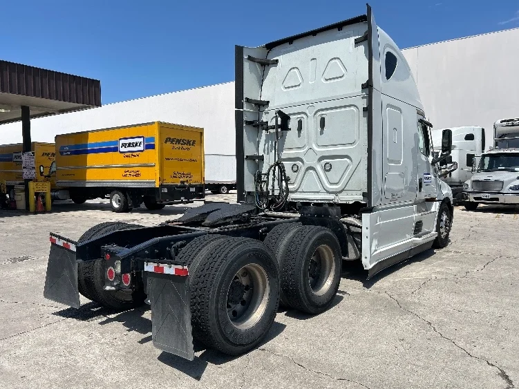 2021 Freightliner Cascadia in Dallas, TX — photo 7