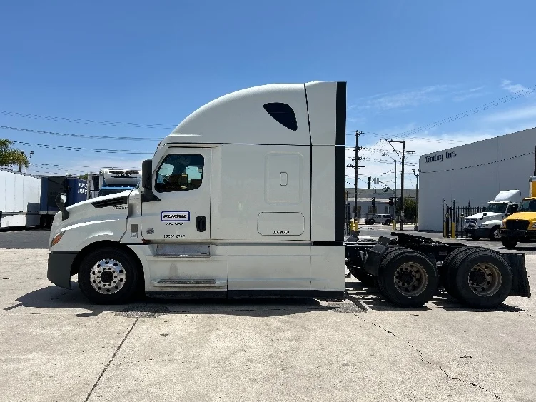 2021 Freightliner Cascadia in Dallas, TX — photo 4