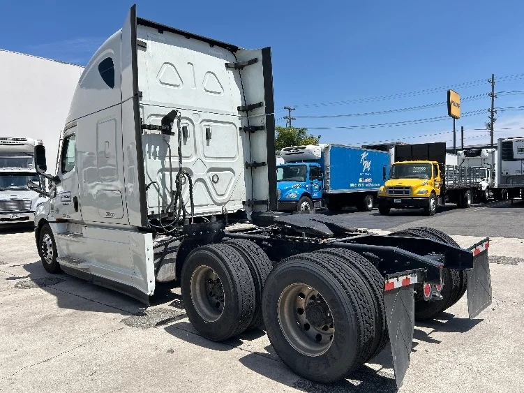 2021 Freightliner Cascadia in Dallas, TX — photo 5