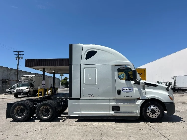 2021 Freightliner Cascadia in Dallas, TX — photo 8