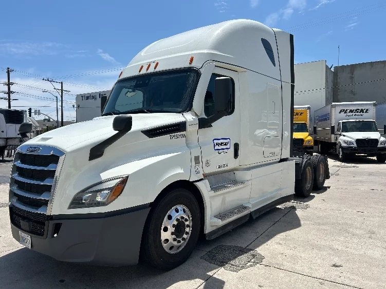 2021 Freightliner Cascadia in Dallas, TX — photo 3