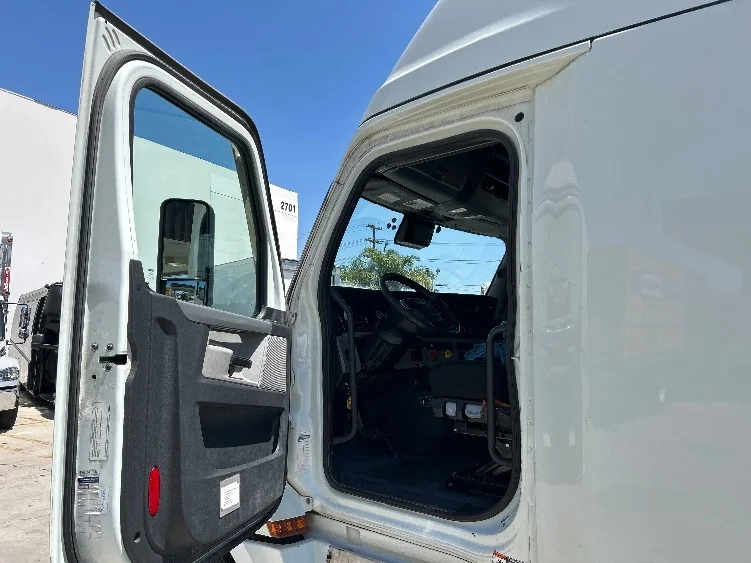 2021 Freightliner Cascadia in Dallas, TX — photo 9