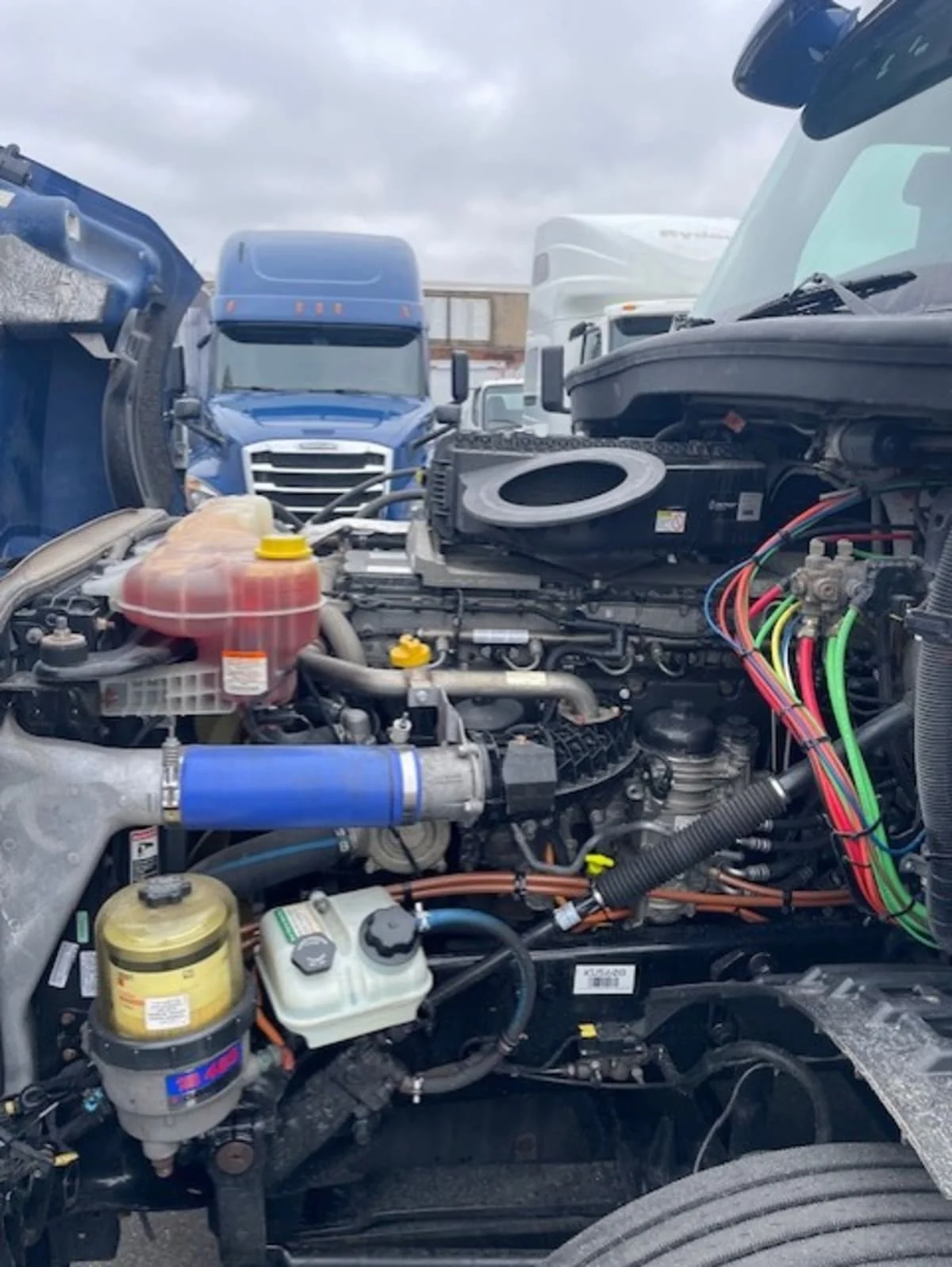 2019 Freightliner Cascadia - image 9