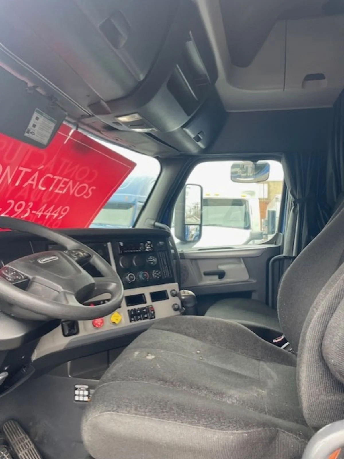 2019 Freightliner Cascadia - image 7