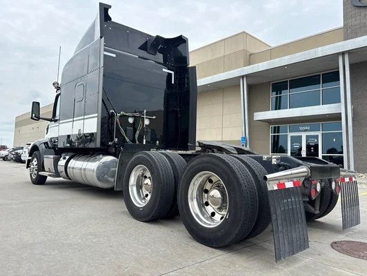 2023 Peterbilt 567 in Omaha, NE — photo 9