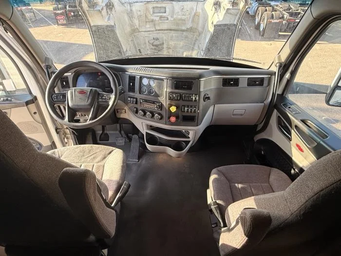 2022 Peterbilt 579 — photo 16