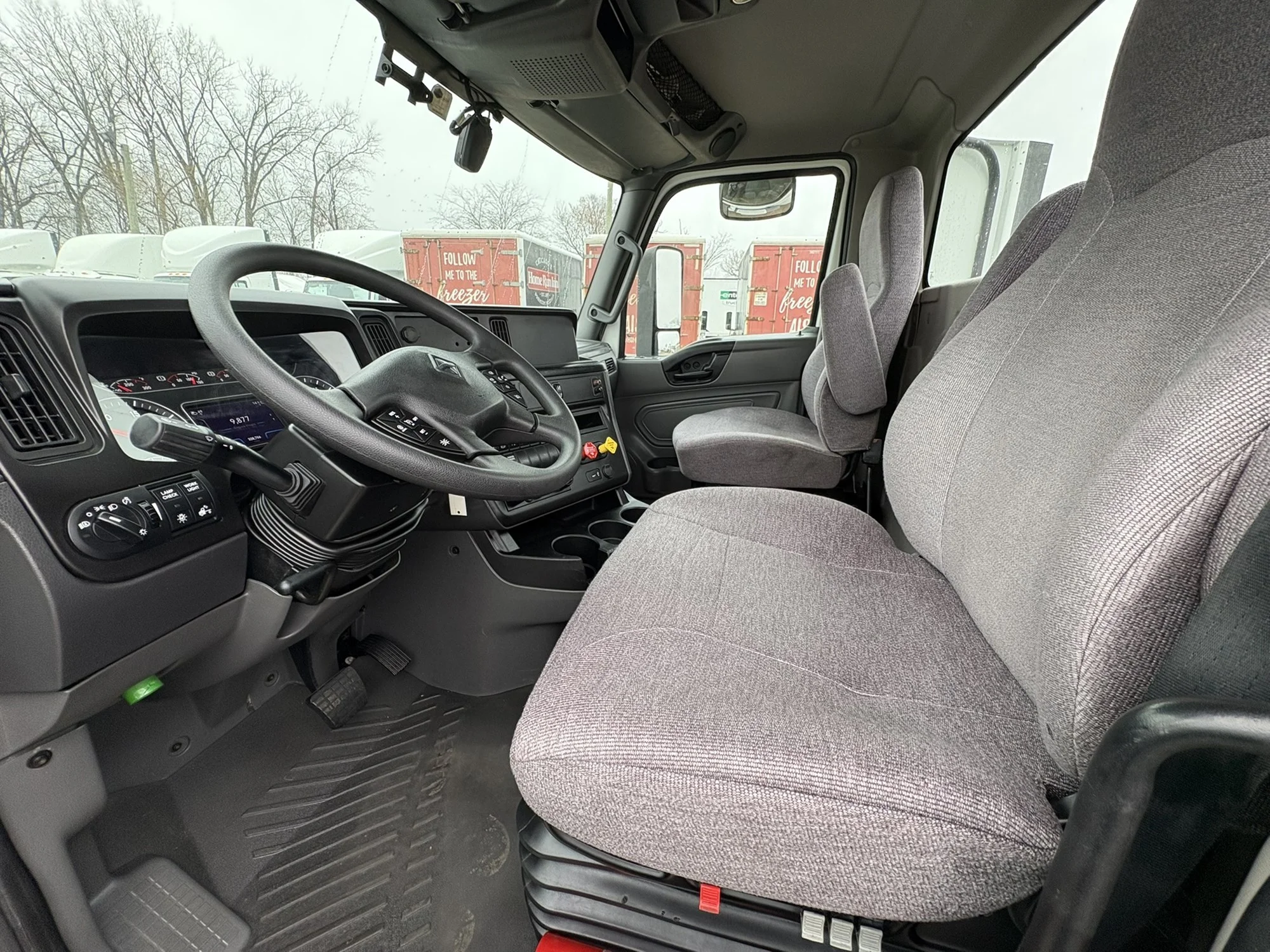 2021 International LT - image 14