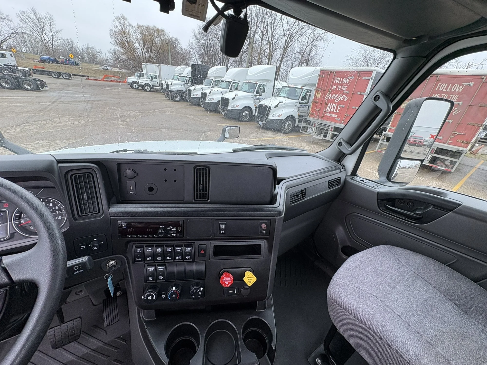 2021 International LT - image 16