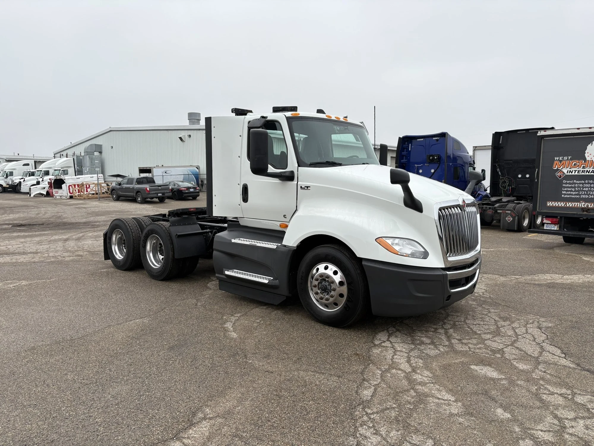 2021 International LT - image 3