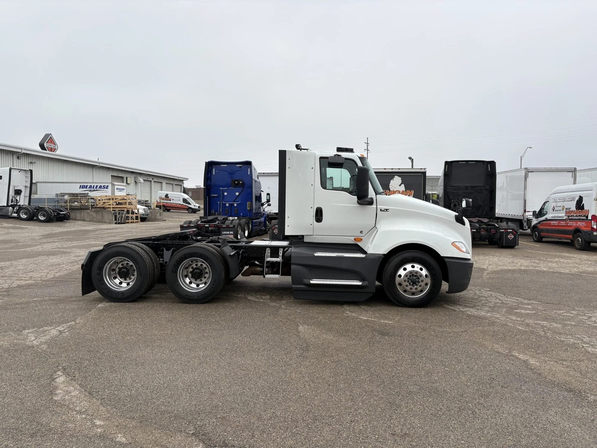 2021 International LT - image 4