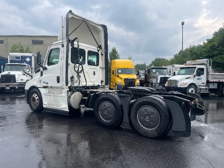 2023 Freightliner Cascadia in Jessup, PA — photo 5