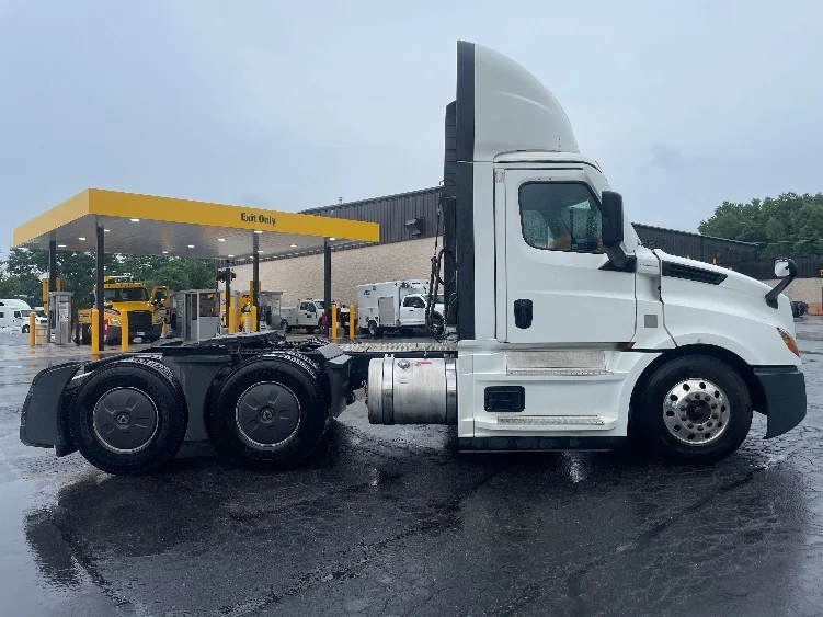 2023 Freightliner Cascadia in Jessup, PA — photo 8