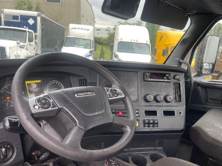 2023 Freightliner Cascadia in Jessup, PA — photo 10