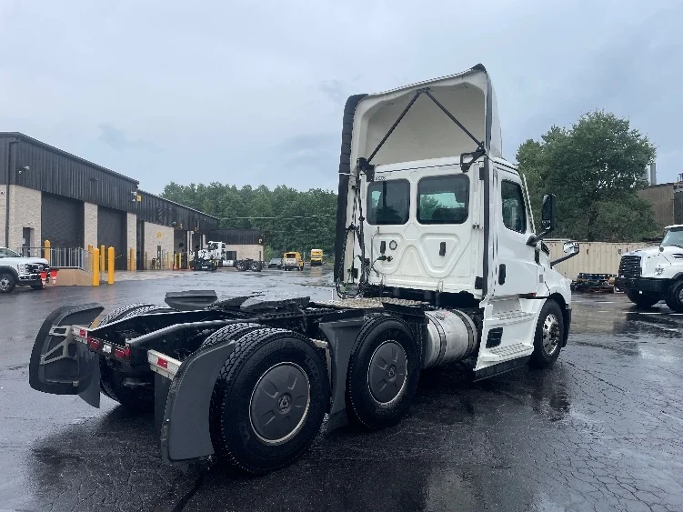 2023 Freightliner Cascadia in Jessup, PA — photo 7