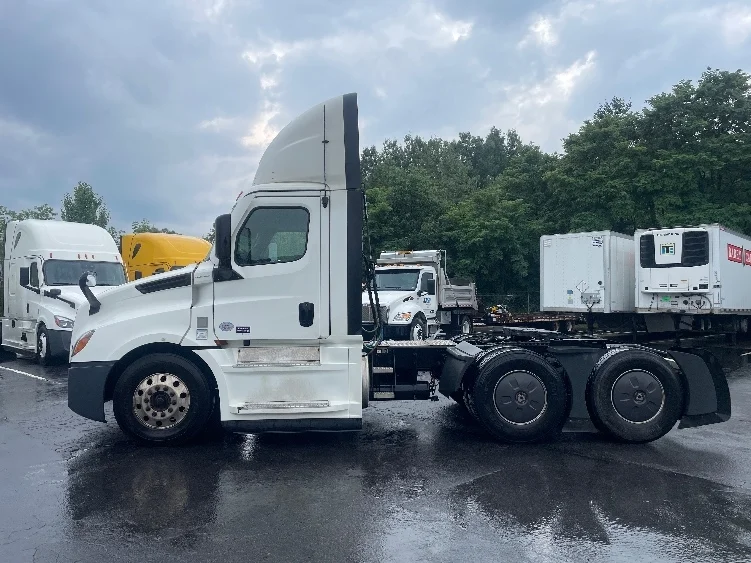 2023 Freightliner Cascadia in Jessup, PA — photo 4