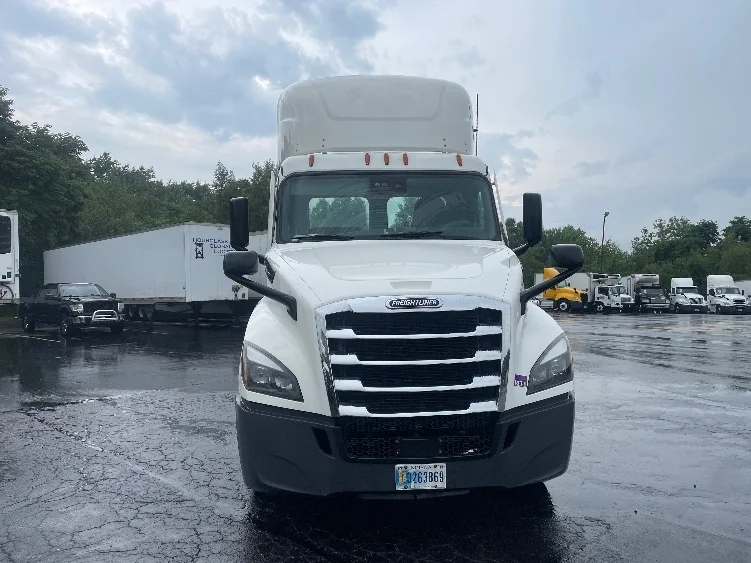 2023 Freightliner Cascadia in Jessup, PA — photo 2