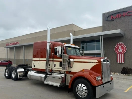 2027 Kenworth W900
