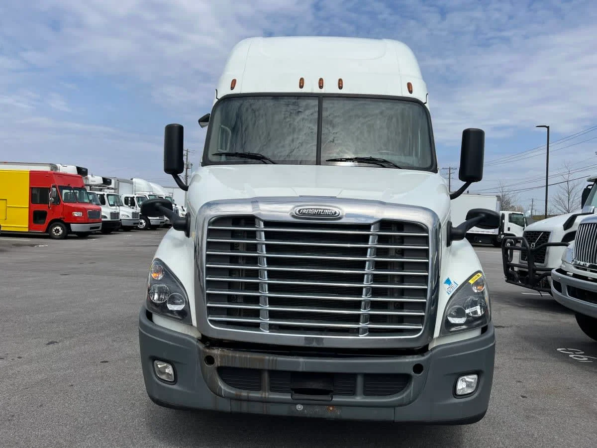2020 Freightliner Cascadia in Beltsville, MD — photo 2