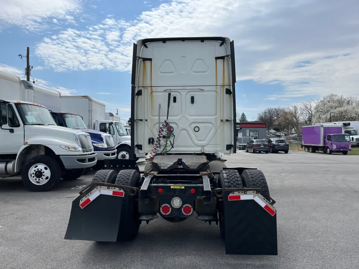 2020 Freightliner Cascadia in Beltsville, MD — photo 5