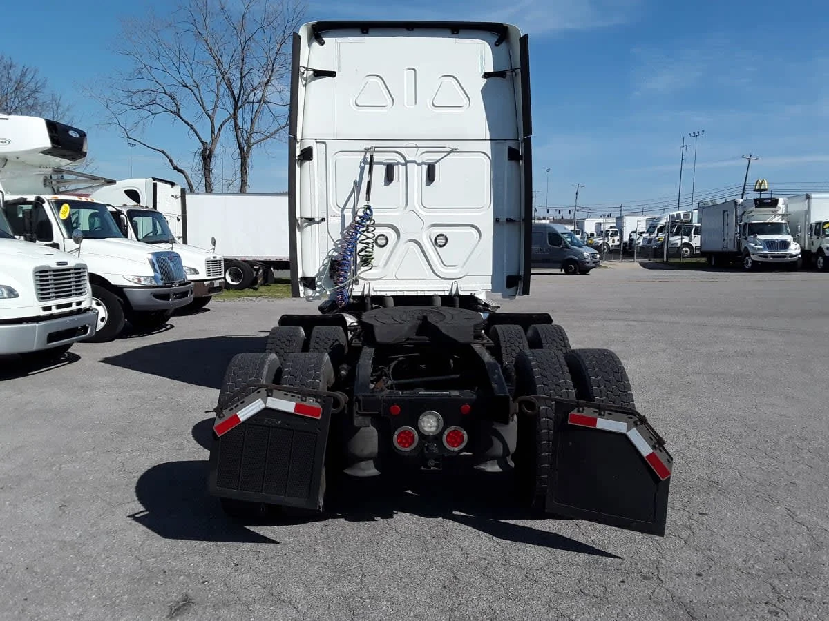 2020 Freightliner Cascadia in La Vergne, TN — photo 5