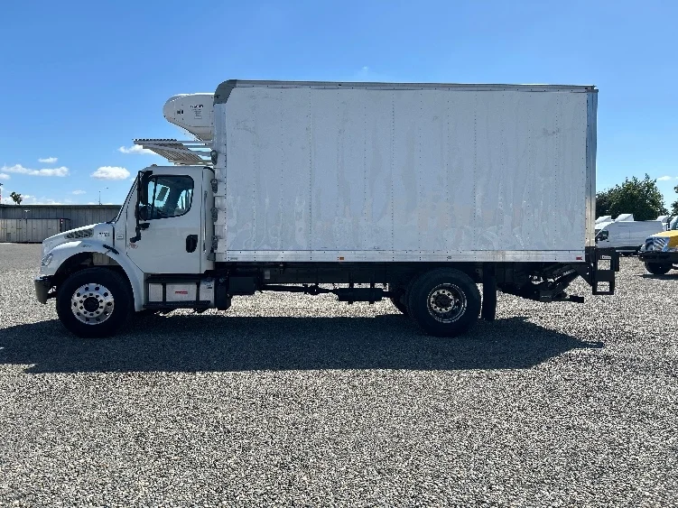 2018 Freightliner M2 106 - image 4