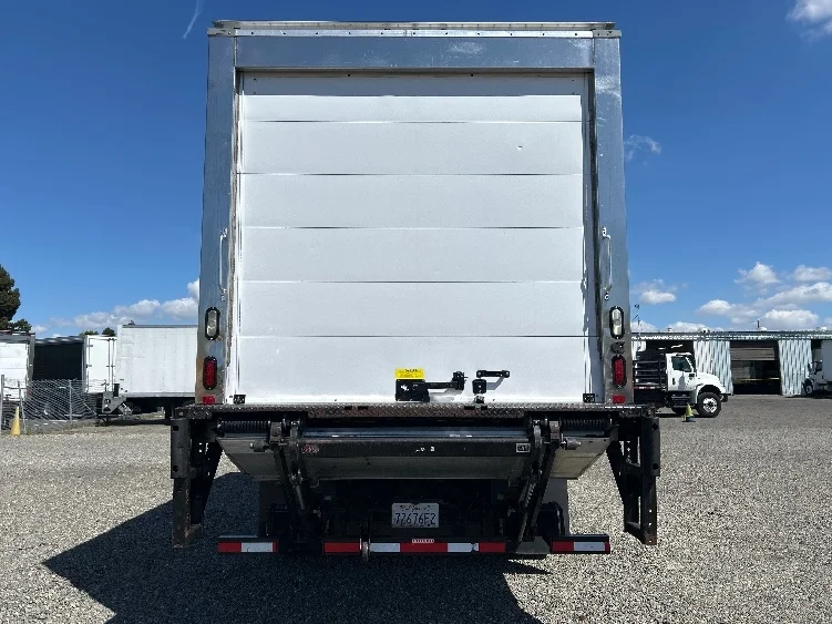 2018 Freightliner M2 106 - image 7