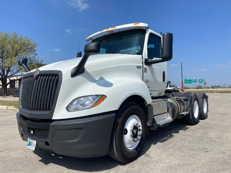 2020 International LT - image 3