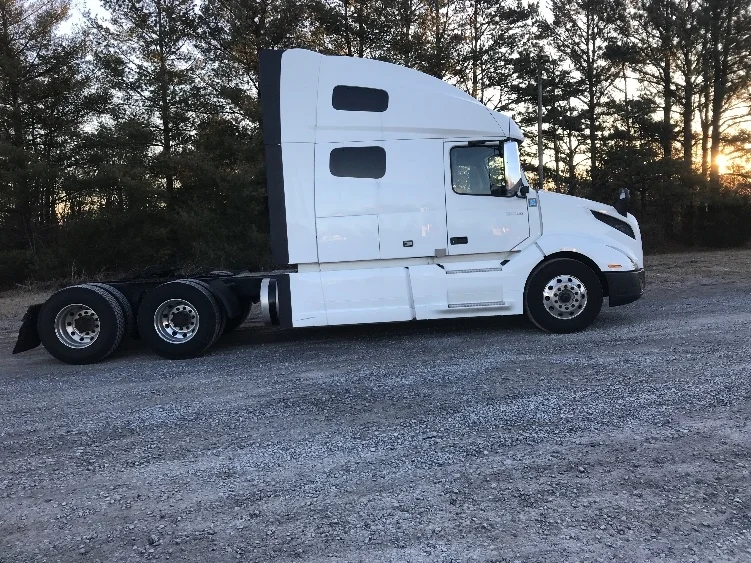 2020 Volvo VNL 760 - image 8