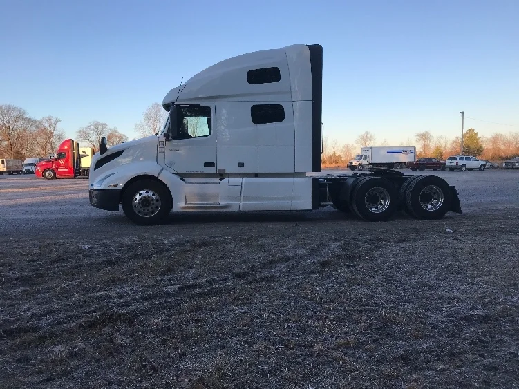 2020 Volvo VNL 760 - image 4