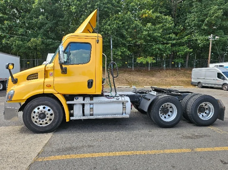 2019 Freightliner Cascadia in Edison, NJ — photo 4