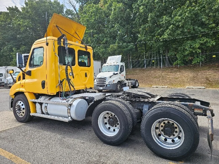 2019 Freightliner Cascadia in Edison, NJ — photo 5