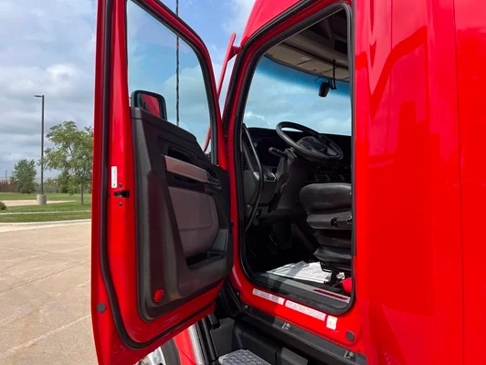 2024 Kenworth T680 in Cedar Rapids, IA — photo 13