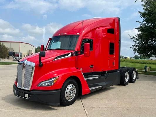 2024 Kenworth T680 in Cedar Rapids, IA — photo 2