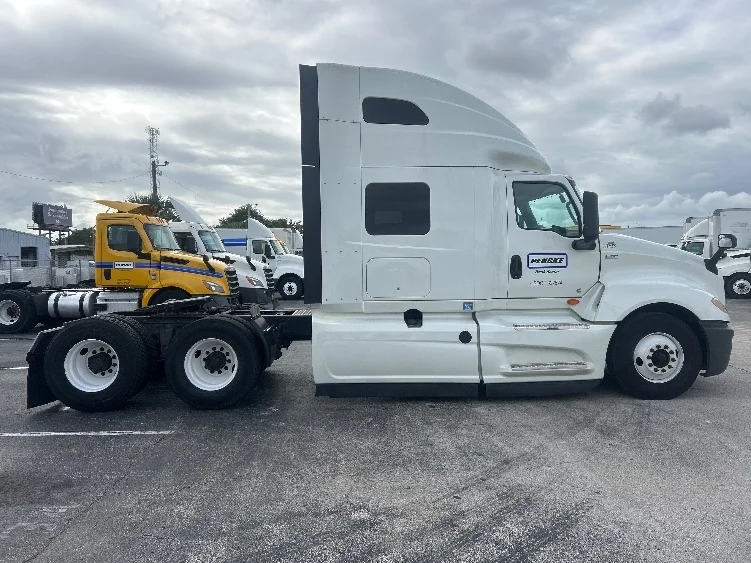 2022 International LT - image 8