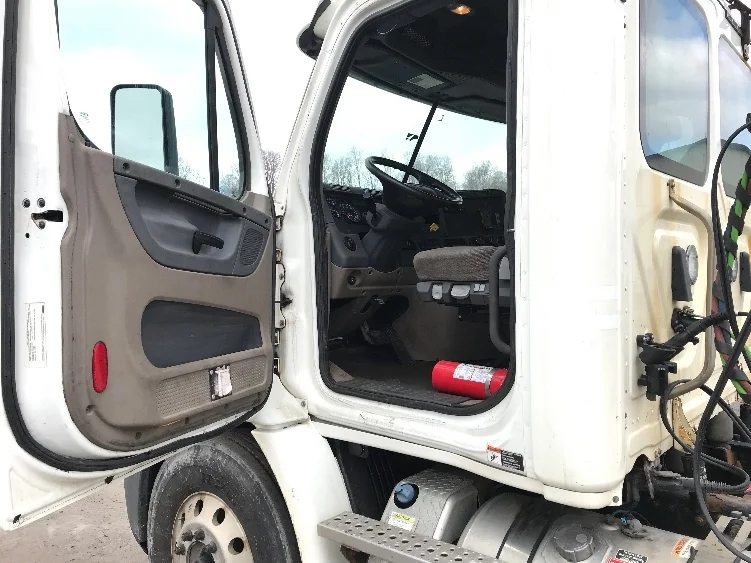 2018 Freightliner Cascadia - image 9