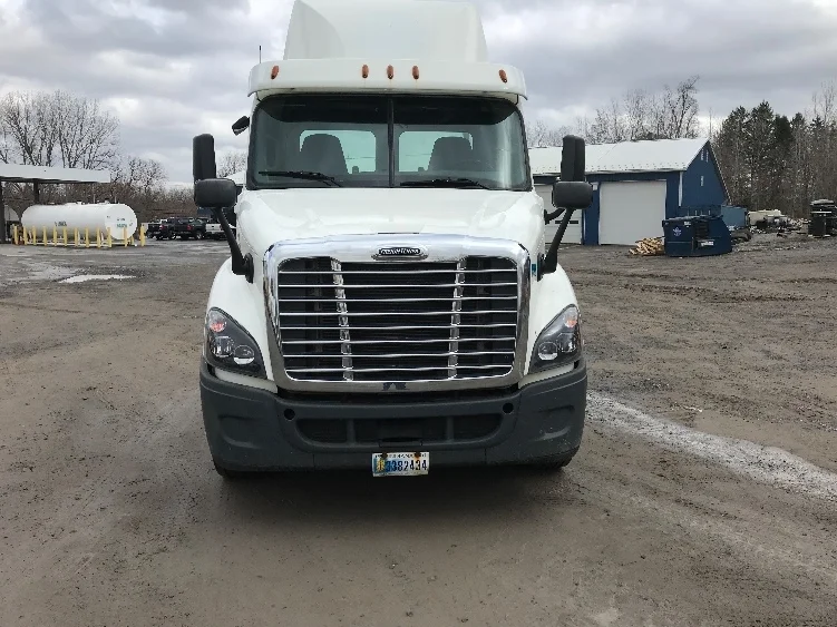 2018 Freightliner Cascadia - image 2