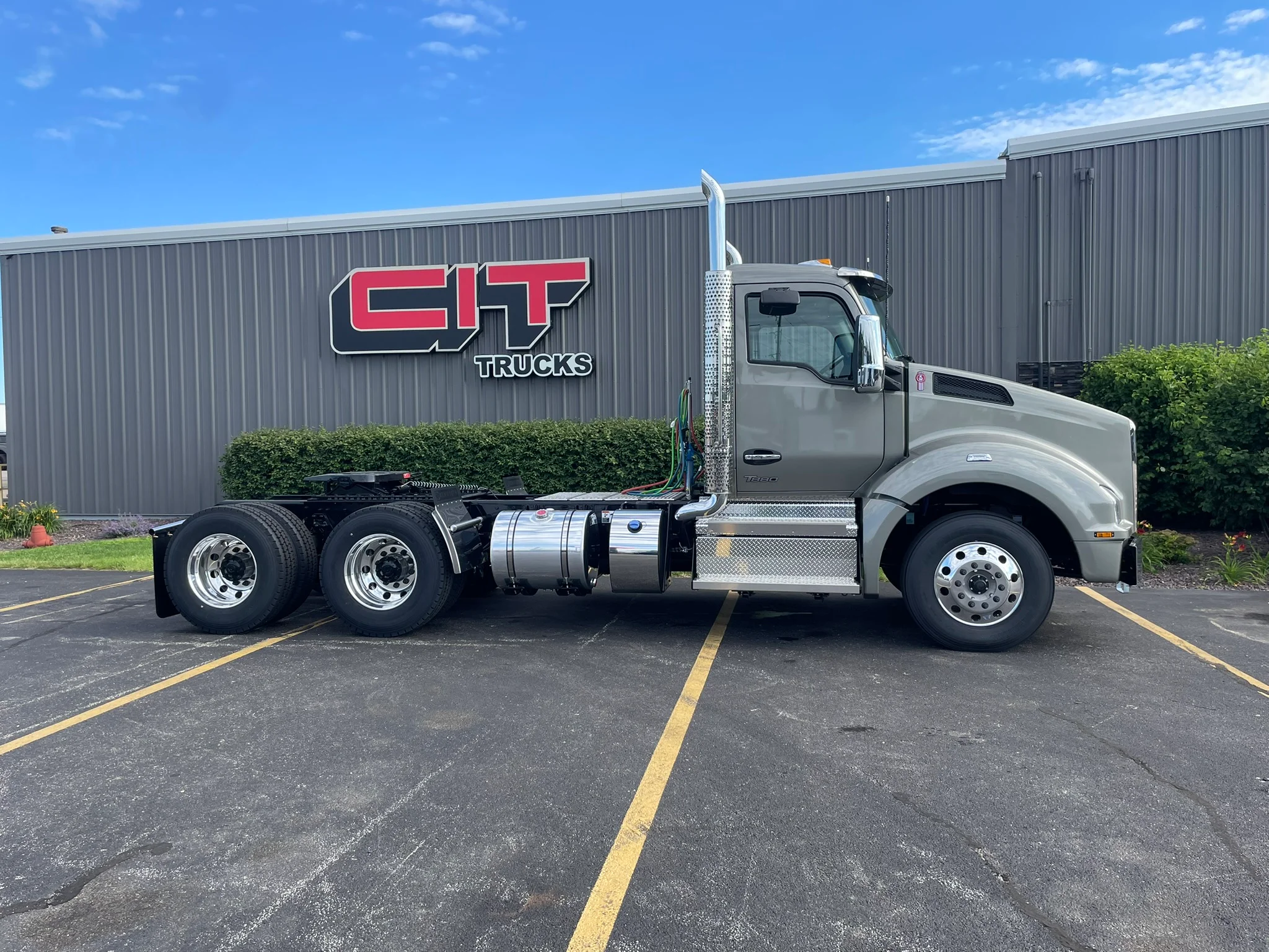 2027 Kenworth T880 in Normal, IL — photo 4