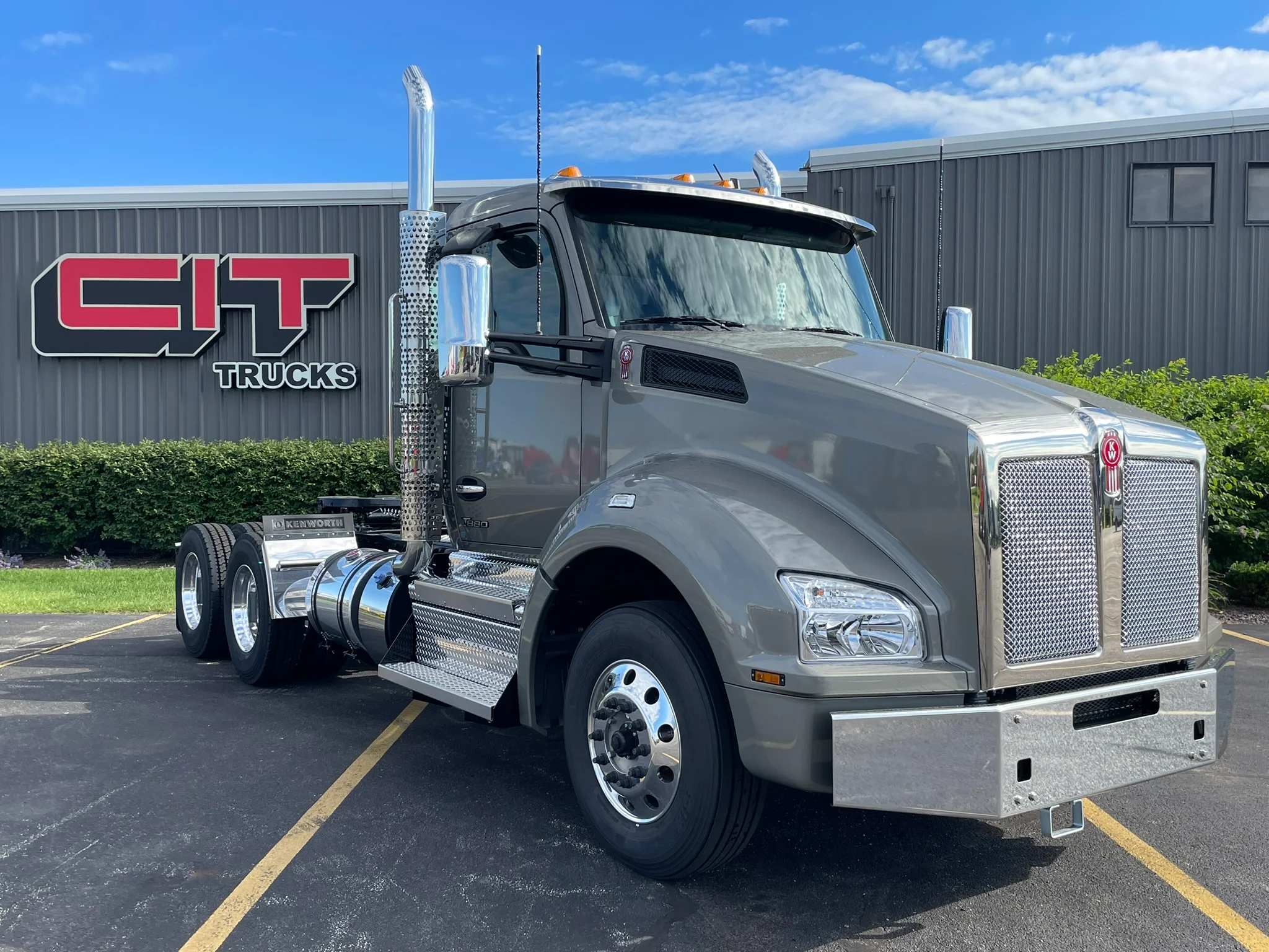 2027 Kenworth T880 in Normal, IL — photo 3