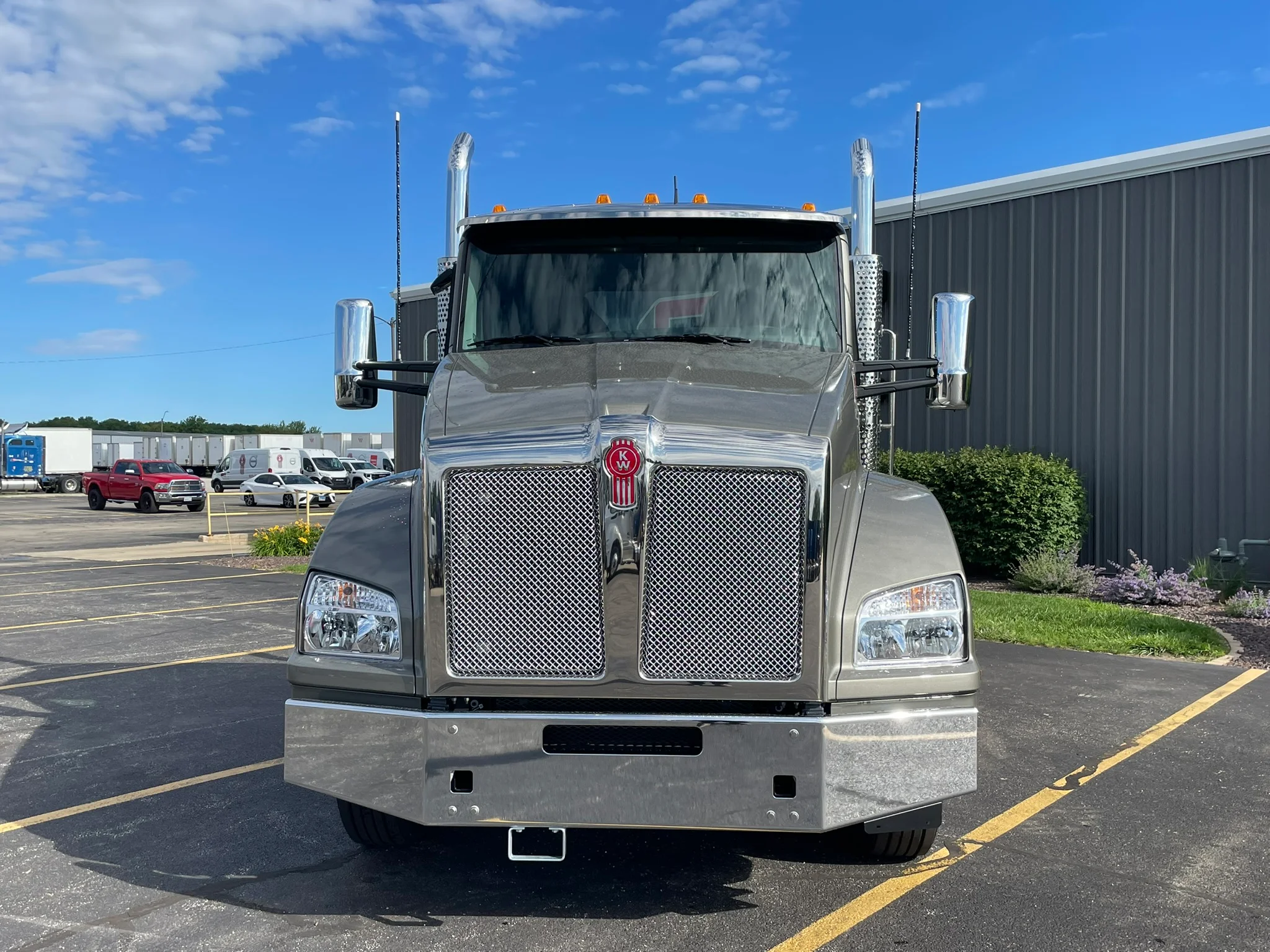 2027 Kenworth T880 in Normal, IL — photo 2