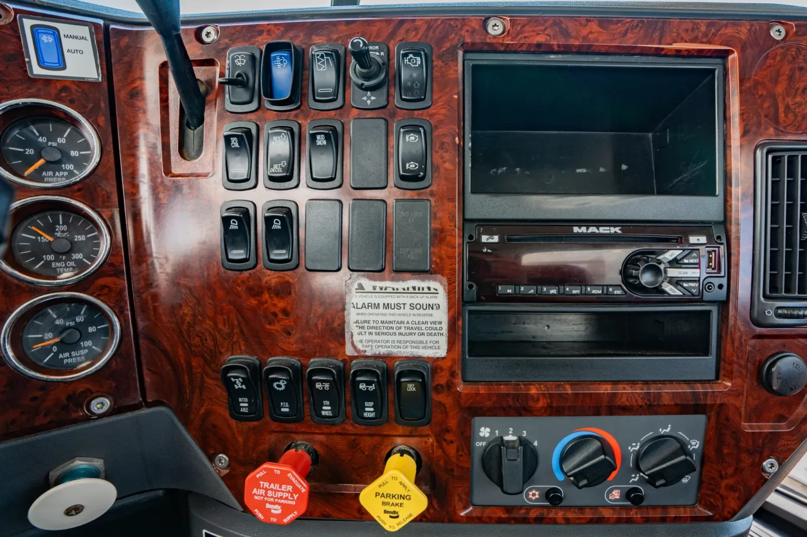 2015 Mack Pinnacle in Hutchins, TX — photo 18