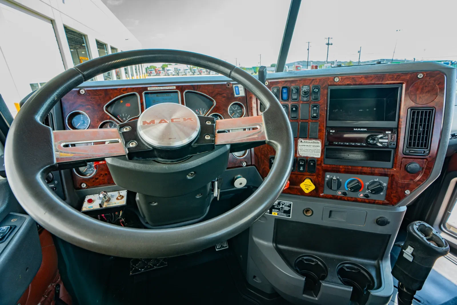 2015 Mack Pinnacle in Hutchins, TX — photo 16