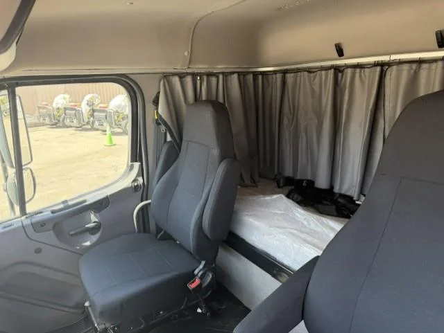 2022 Freightliner M2 106 — photo 10