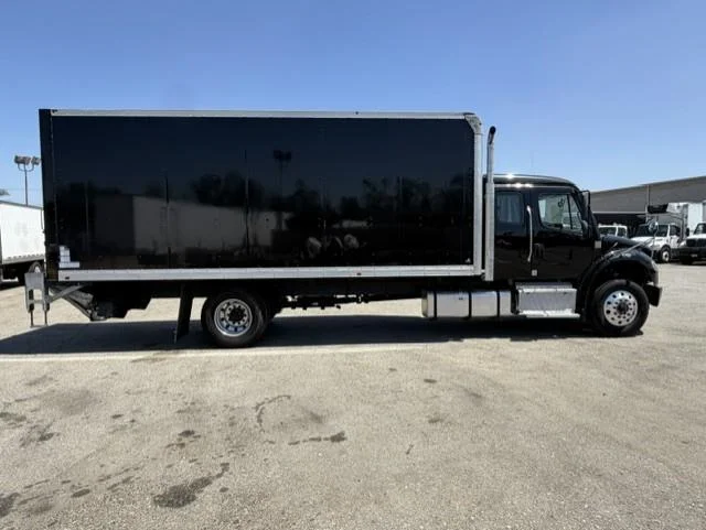 2022 Freightliner M2 106 — photo 4