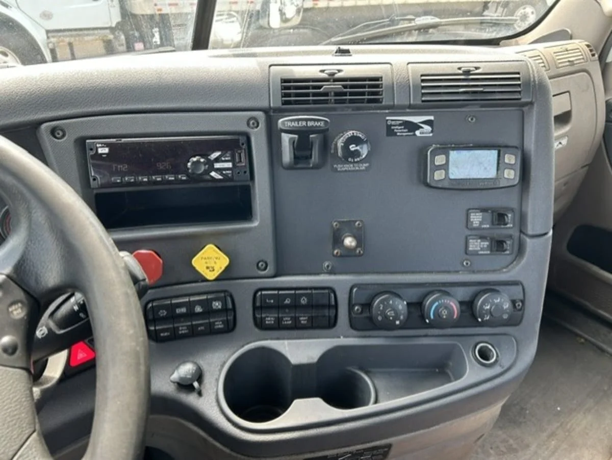 2019 Freightliner Cascadia in Farmingdale, NY — photo 10