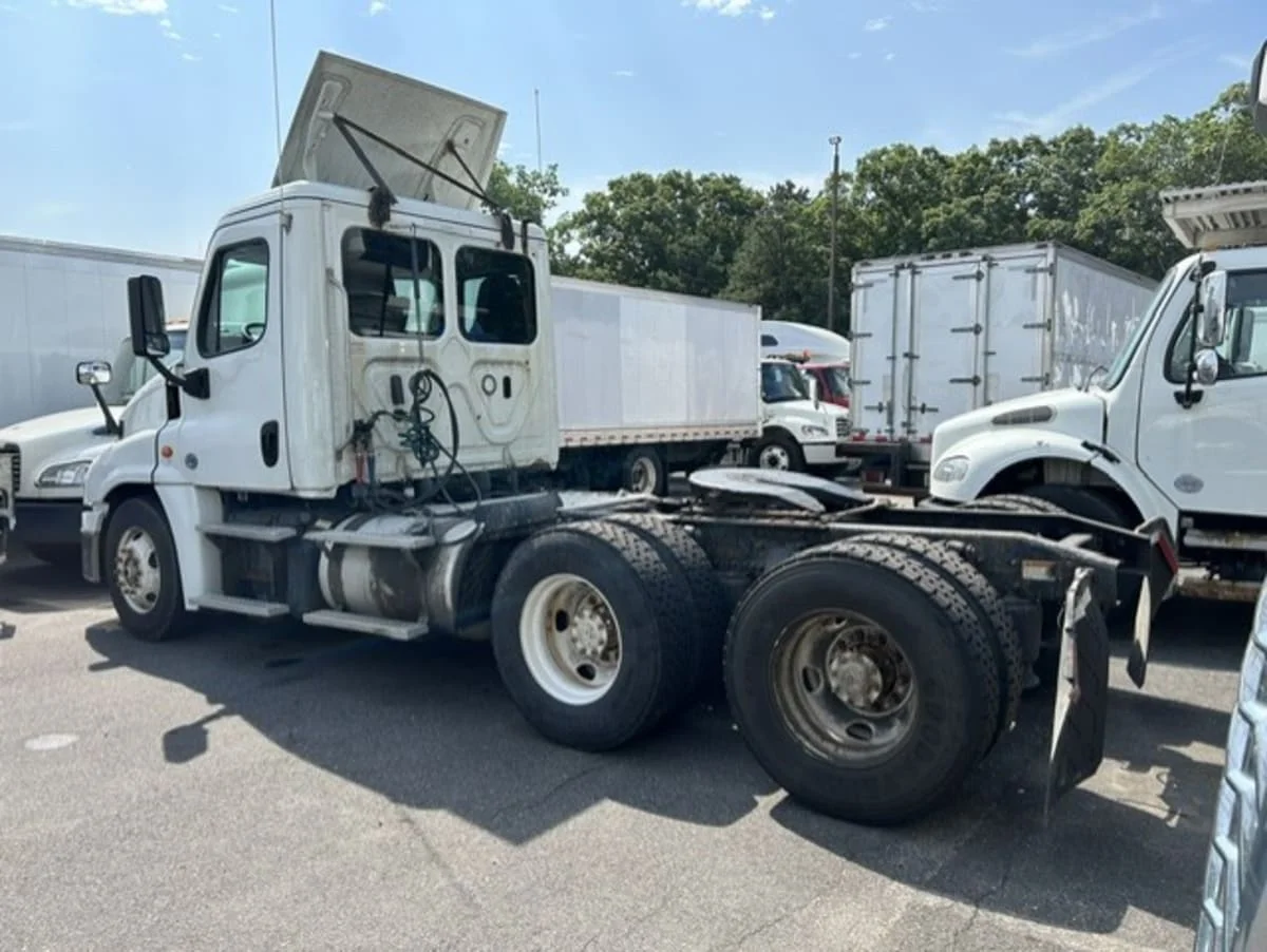 2019 Freightliner Cascadia in Farmingdale, NY — photo 6