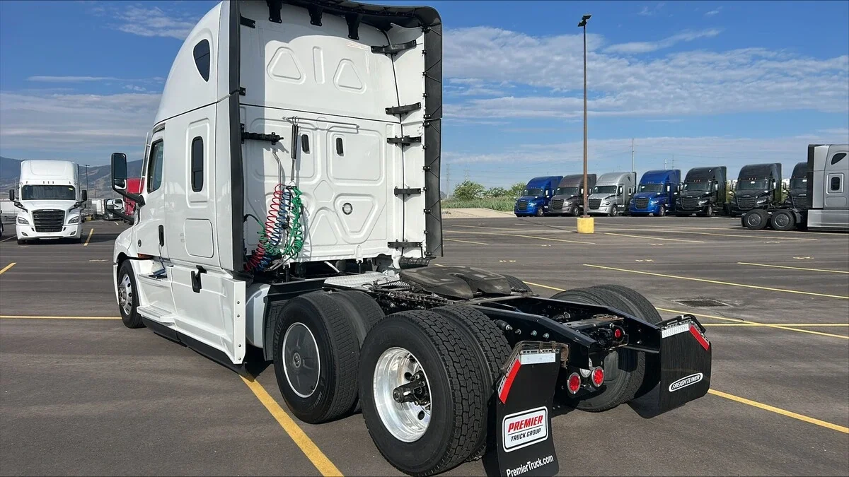 2025 Freightliner Cascadia — photo 2