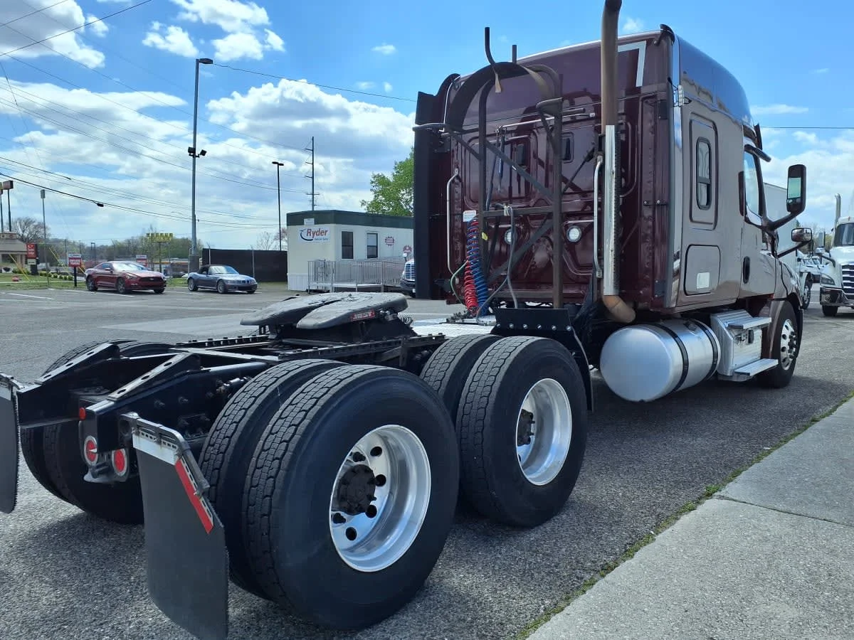 2020 Freightliner Cascadia in Knoxville, TN — photo 4