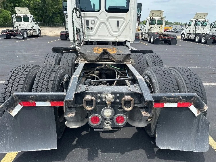 2019 Freightliner Cascadia in Indianapolis, IN — photo 6