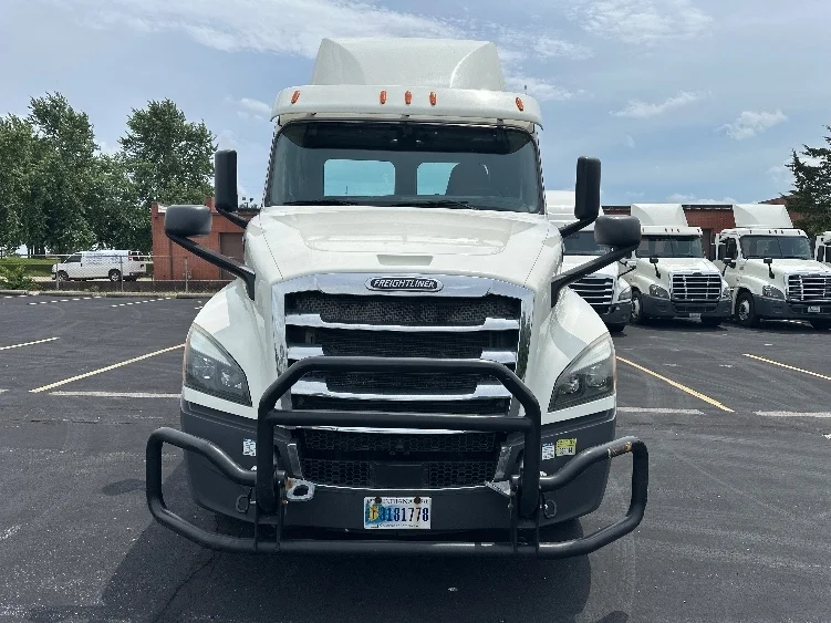 2019 Freightliner Cascadia in Indianapolis, IN — photo 2